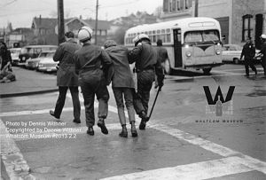 2_300_Police_Bus_DW_opt
